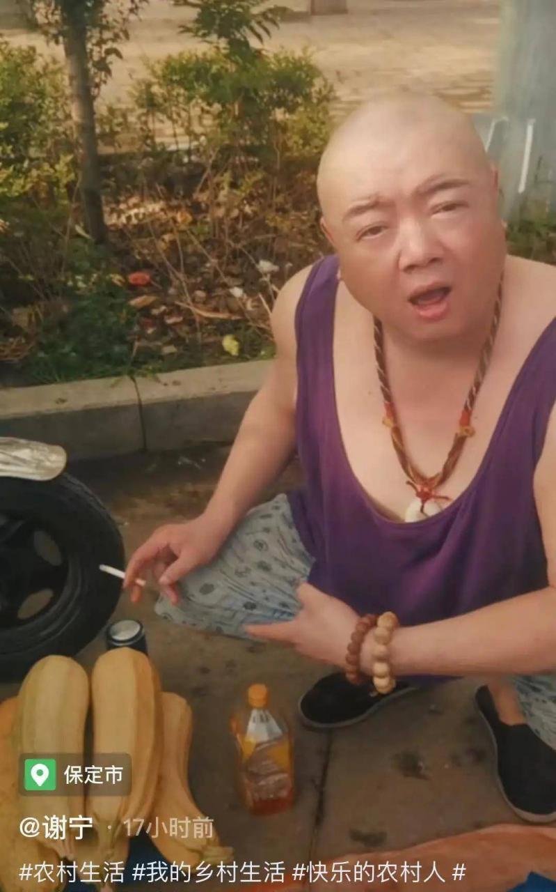 49岁玩骨头摆摊卖菜,穿背心布鞋打扮朴素,之前做过扫大街的环卫工人。