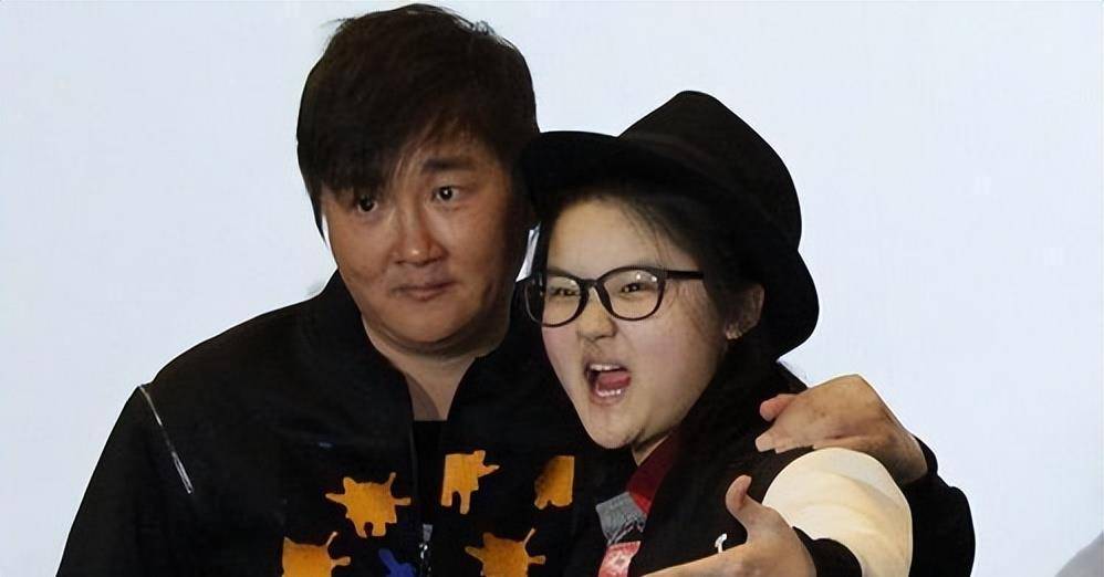 孙带着女儿去看戏了。22岁那年,她买了宝药。宝瑶的外貌变化很大,她很苗条,有皮肤。