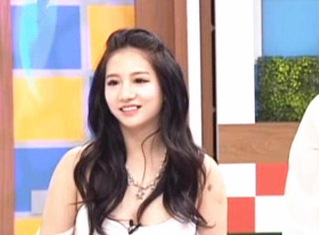 这位30岁的女演员穿着浴袍与一位富商约会，她并不回避接受采访。她坦言：他老婆也知道。