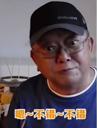 70岁的王刚拍摄了一系列近期照片。他不想出乎意料地展示他的财富。厨房在电话厅安装了一个石狮子。