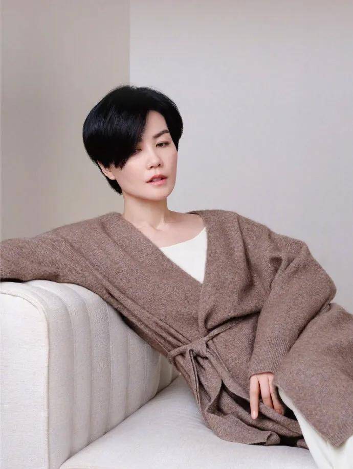 身家20亿的王菲,喜欢喝酒抽烟打麻将。她的性格和李注定要分手。