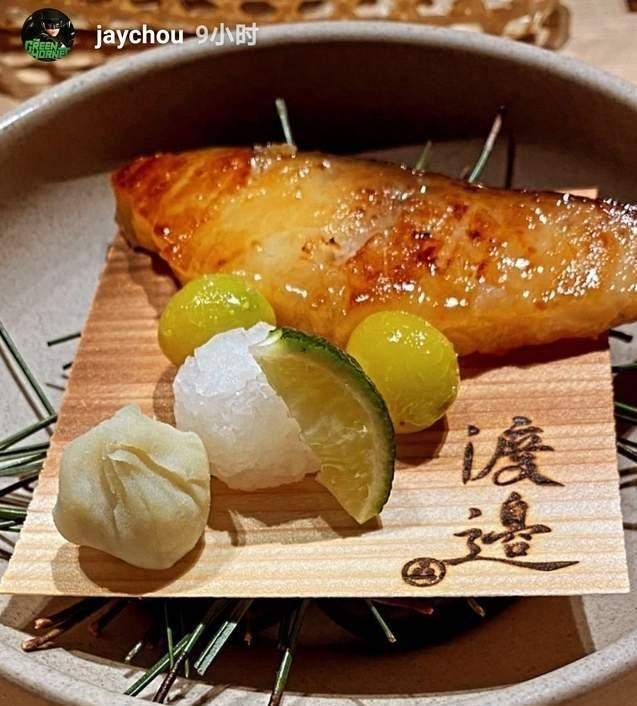 萧敬腾日本料理店美食曝光：周杰伦和林俊杰都亲自品尝过，难怪向太会赞不绝口。