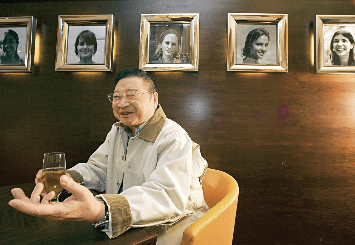 周慧敏对倪匡的死深感悲痛,并拒绝接受采访。翁和他的妻子已经认识30多年了。