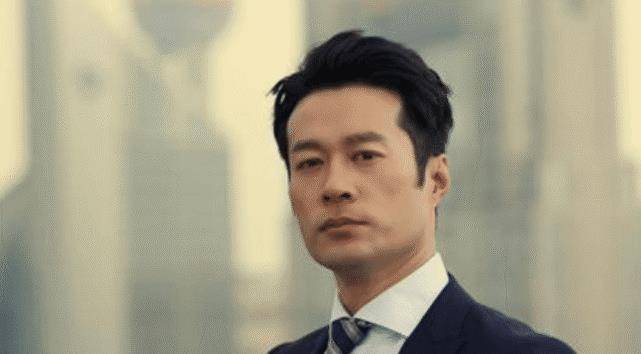 46岁时被陈思诚拉去救场,没想到却红了。他的《项羽》赢得了许多赞誉。