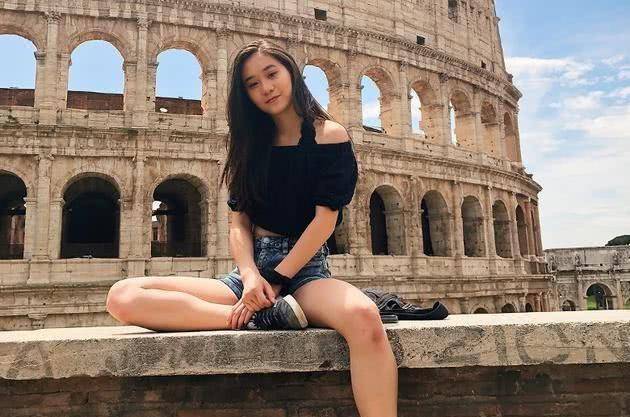 李连杰的两个女儿合影，打扮时尚，姐妹俩颜值不高更像普通人。