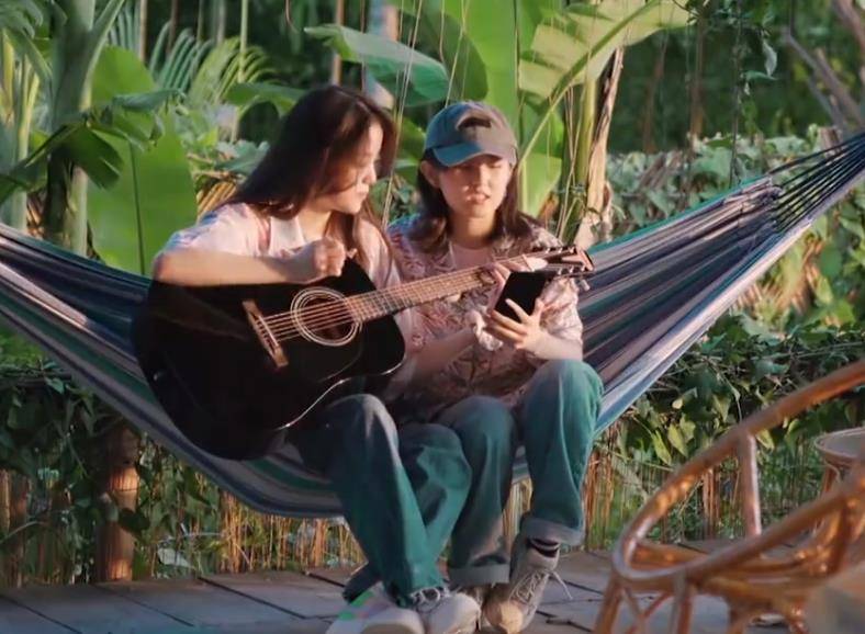 当欧阳娜娜苏烟弹着吉他，镜头拉近她的脸时，这个19岁女孩的皮肤状况非常真实。