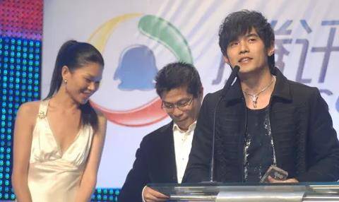 周:六年后,他回来了,又创造了一个奇迹。他娶了一个年轻的模特昆凌,她在四年内失去了生命。