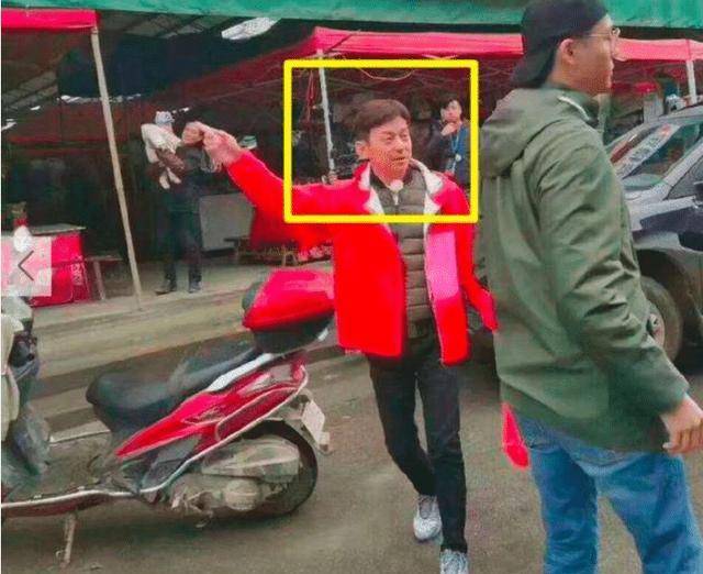 何炅“真人”长什么样?看到台下何炅的真实样子,网友:这是谁的爷爷?