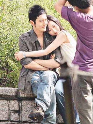 霍的表妹爱上了《绯闻女孩》，却挤走了他的哥哥作为继承人。霍英东彻底看清了这一点。