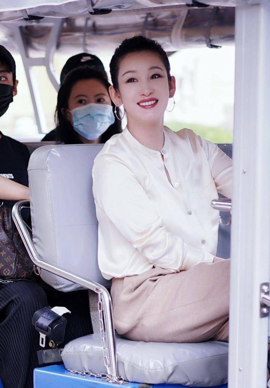 阿曼达的造型太美了,圆领衬衫的丸子头清爽减龄,与女团毫无距离感。