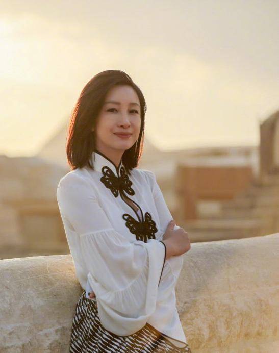 阿曼达的造型太美了,圆领衬衫的丸子头清爽减龄,与女团毫无距离感。