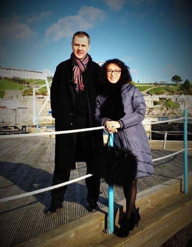 他竭尽全力娶了维纳斯,毫无怨言地养育了三个非亲生的孩子,但夫妻俩的生活依然幸福。