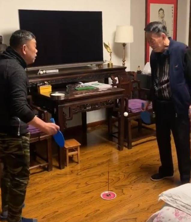 80岁的杨少华如此悲伤！瘦子走路需要别人帮忙，还得在家里开店做宣传。