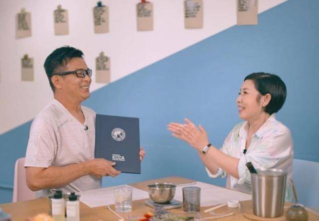 黄日华谈起他死去的妻子很感动,愿意用20元钱换他妻子的命。在她去世之前,她的妻子说她不想去王思佳。