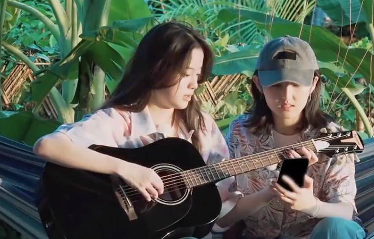 当欧阳娜娜苏烟弹着吉他，镜头拉近她的脸时，这个19岁女孩的皮肤状况非常真实。