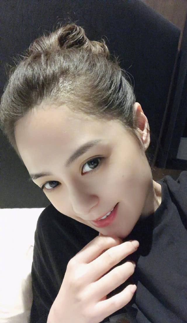 钟欣潼颜值(钟欣潼晒自拍照,每一张都摆出不同的pose,千姿百态太撩人!)