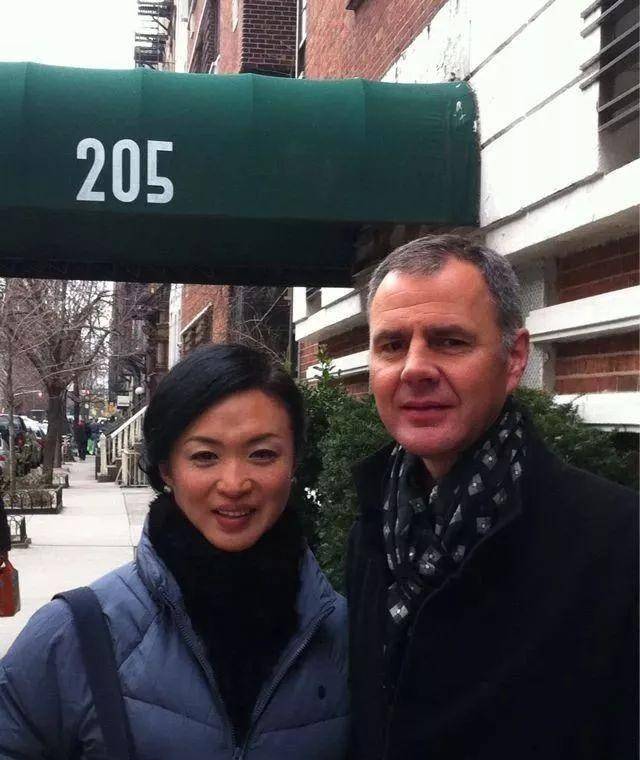 他竭尽全力娶了维纳斯,毫无怨言地养育了三个非亲生的孩子,但夫妻俩的生活依然幸福。