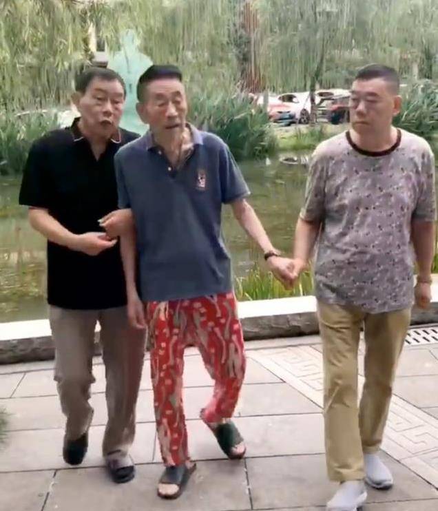 80岁的杨少华如此悲伤！瘦子走路需要别人帮忙，还得在家里开店做宣传。