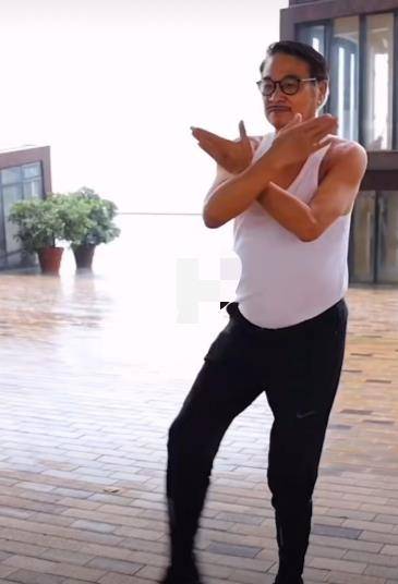 67岁的吴孟达近况很少曝光,四肢细长,肚子圆圆的,练太极时精神很好。