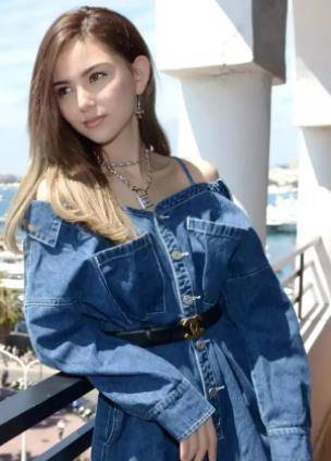 周:六年后,他回来了,又创造了一个奇迹。他娶了一个年轻的模特昆凌,她在四年内失去了生命。