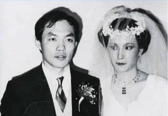 霍的表妹爱上了《绯闻女孩》，却挤走了他的哥哥作为继承人。霍英东彻底看清了这一点。