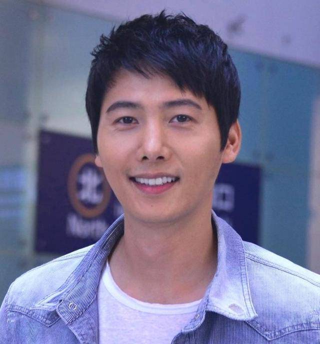 15岁入行演一个缺德少女,脸蛋太艳丽了。40岁时,金素妍的顶楼继续转动着她的眼睛。