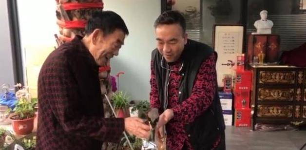 80岁的杨少华如此悲伤！瘦子走路需要别人帮忙，还得在家里开店做宣传。