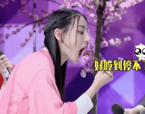 迪丽热巴坐肩膀(主持人不小心踩到热巴裙子)