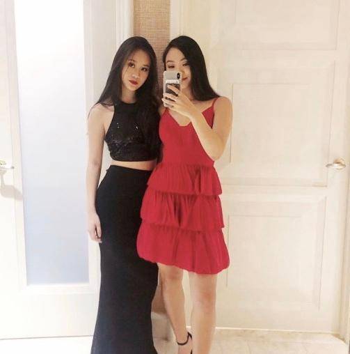 李连杰的两个女儿合影，打扮时尚，姐妹俩颜值不高更像普通人。