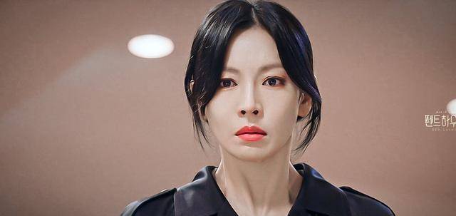 15岁入行演一个缺德少女,脸蛋太艳丽了。40岁时,金素妍的顶楼继续转动着她的眼睛。