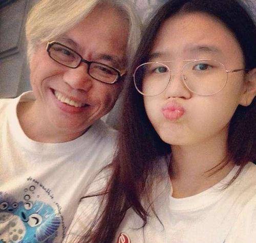 长相丑陋的李坤城找到了一个年轻40岁的女朋友。网友：“你瞎了吗？”?