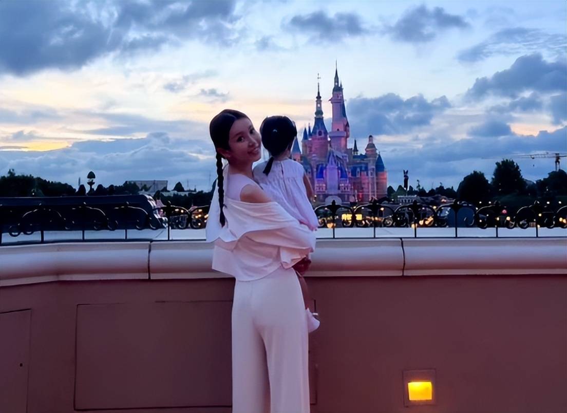 带着家人去摘菜,不再做“二传手”,对张大爱。太甜蜜了。