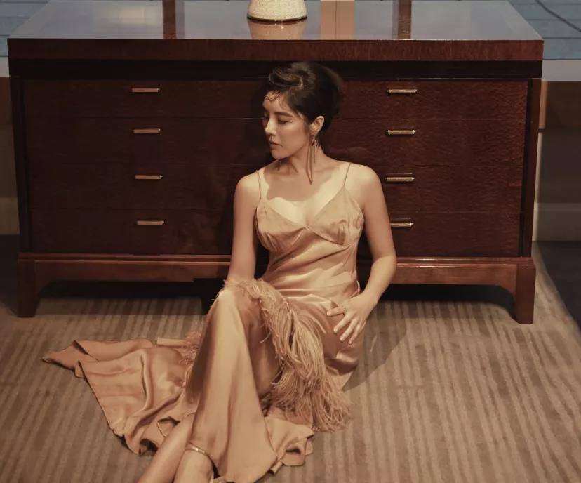 赵婷有多热？她穿“驼色吊带裙”有一种“高级感”，近照令人羡慕，女人味十足。