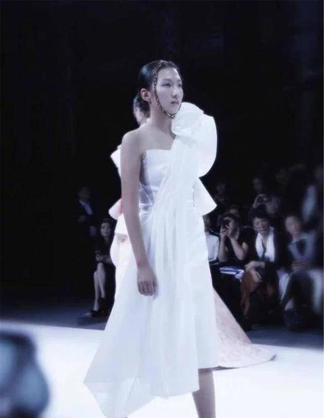 胡军女儿在海边晒美照,19岁的身材堪比超模。网友表示:时尚太猛了。