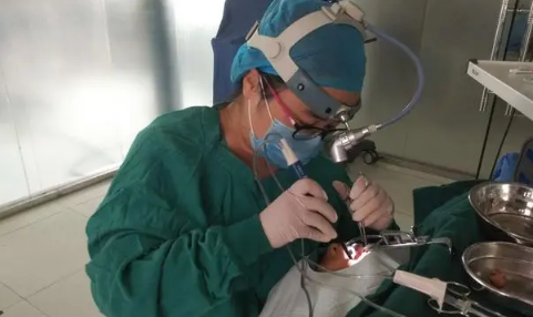 切除腺样体一定要切除扁桃体吗(腺样体和扁桃体切除是全部切掉吗)