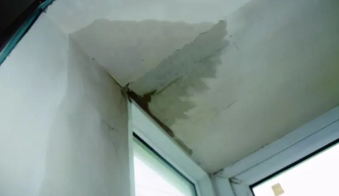 阳台有积水会不会漏到楼下(楼上阳台没有水但是楼下阳台漏水)