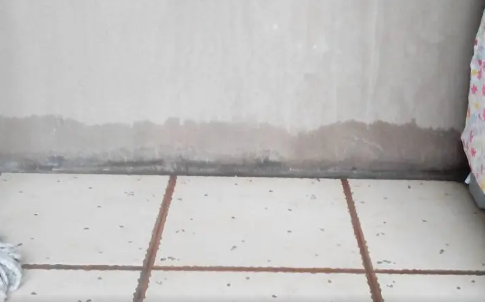 阳台有积水会不会漏到楼下(楼上阳台没有水但是楼下阳台漏水)