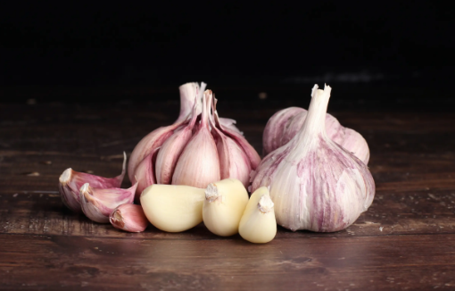 大蒜是荤菜还是蔬菜(大蒜是荤菜还是素菜)