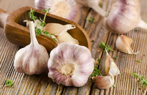 大蒜是荤菜还是蔬菜(大蒜是荤菜还是素菜)