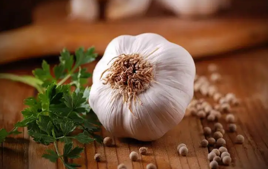 大蒜是荤菜还是蔬菜(大蒜是荤菜还是素菜)