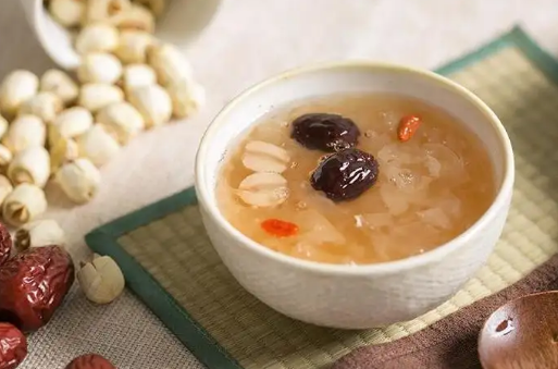 新鲜莲子和什么搭配煲汤好(新鲜莲子和什么搭配伏天最好)