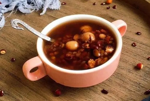 新鲜莲子和什么搭配煲汤好(新鲜莲子和什么搭配伏天最好)