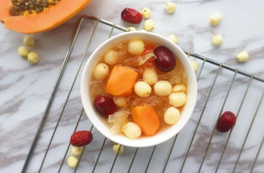 新鲜莲子和什么搭配煲汤好(新鲜莲子和什么搭配伏天最好)