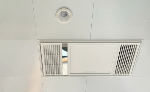 卫生间房顶响怎么回事(卫生间吊顶里面有异物 声音很响)