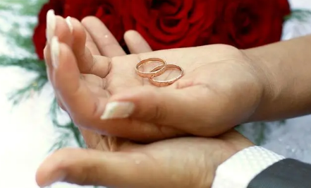 结婚一个月内不能穿白色衣服吗(结婚一个月内不能回娘家住么)