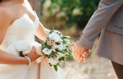 结婚一个月内不能穿白色衣服吗(结婚一个月内不能回娘家住么)