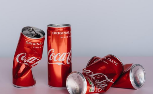 24岁小伙长期可乐当水喝(小伙把可乐当水喝患病)