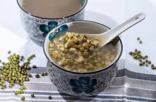 绿豆汤不加糖效果会更好吗(不加糖的绿豆汤热量高吗)