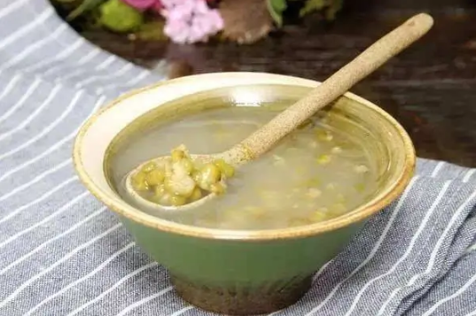 绿豆汤不加糖效果会更好吗(不加糖的绿豆汤热量高吗)