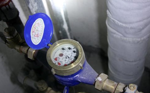 水表上最后一个红色数字(水表最后一位是红色是不是吨)